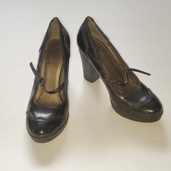 Women's Shoes - Picture 1 of 2